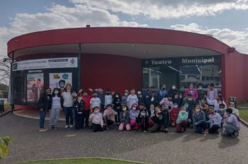 Alunos da escola “Lázara” visitam o Teatro Municipal e o Centro Cultural