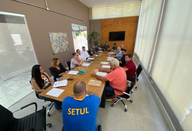 A comissão organizadora e a equipe da SETUL se reúnem para o início dos trabalho para o Carnaval 2024. 