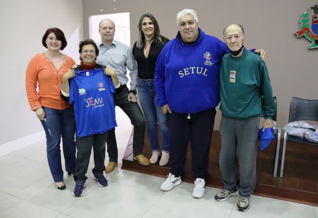 Prefeito e Presidente do Fundo entregam uniformes dos atletas para os Jogos da Melhor Idade em Cerquilho