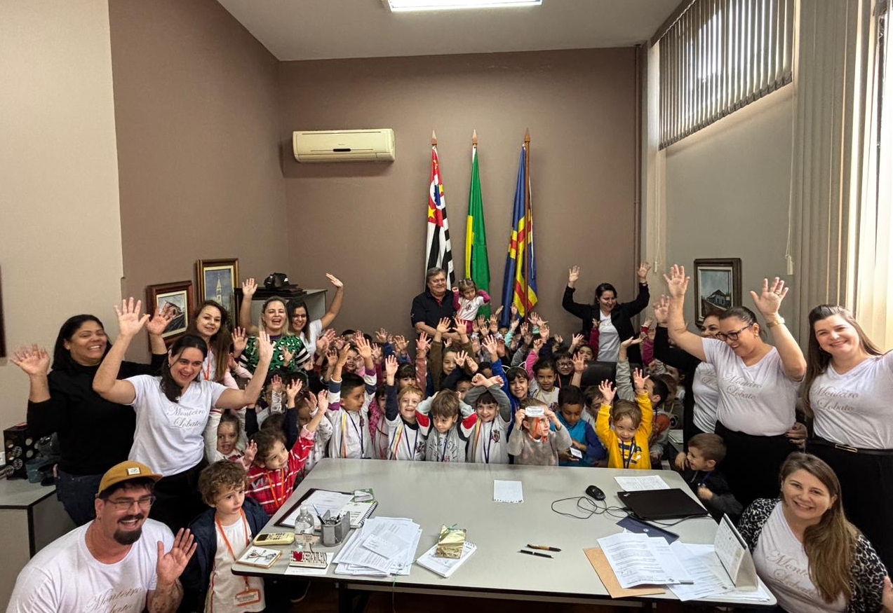 Hoje foi um dia muito importante para a nossa cidade! O prefeito Du Pilon, junto com a primeira-dama e presidente do Fundo Social, Vânia Maria Scudeler Pilon, recebeu em seu gabinete os alunos da Escola Municipal Monteiro Lobato. Confira.