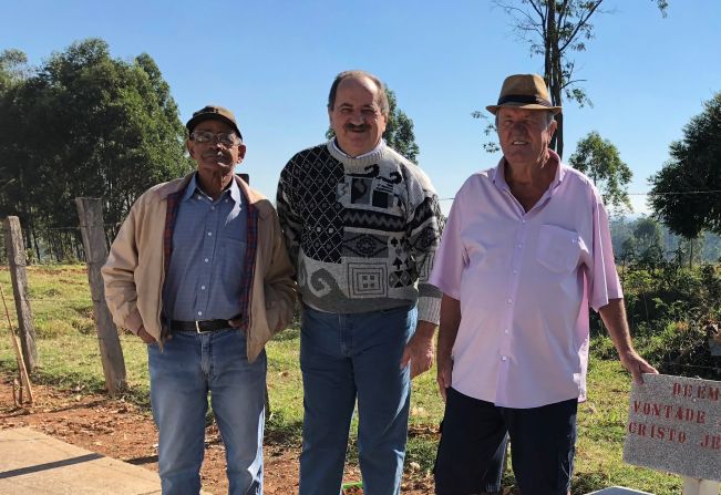 Moradores da Nova Cerquilho cuidam do canteiro da rua