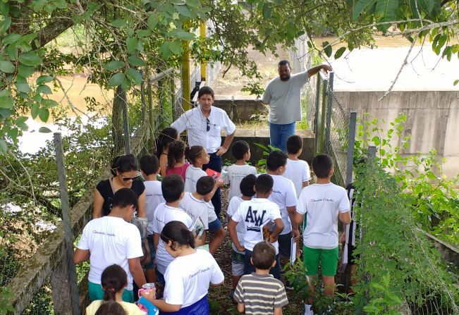 Alunos do 5º ano realizam coleta e análise de fontes hídricas de Cerquilho