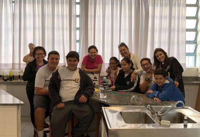 Alunos da EMEBE visitam Laboratório de Ciências da Escola João Toledo