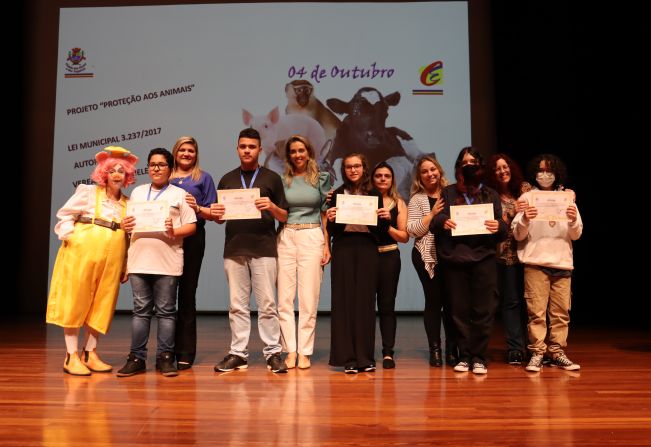 Vencedores do concurso de desenho recebem medalhas no “Dia de Proteção aos Animais”