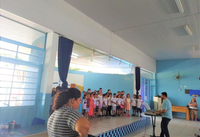 Alunos da Escola Luiza apresentam música e trabalhos sobre a água