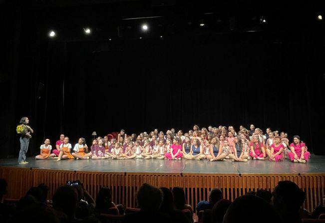 a Prefeitura de Cerquilho, por meio da por meio Coordenadoria de Cultura, apresentou Espetáculo de Dança 