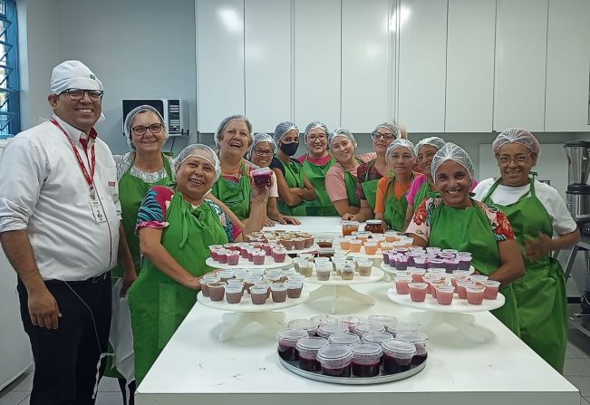 As primeiras turmas do Curso de Fabricação de Geleias e Doces de Frutas, e do Curso de Pães Congelados, uma parceria do Fundo Social de Solidariedade e do SENAI, recebem certificado