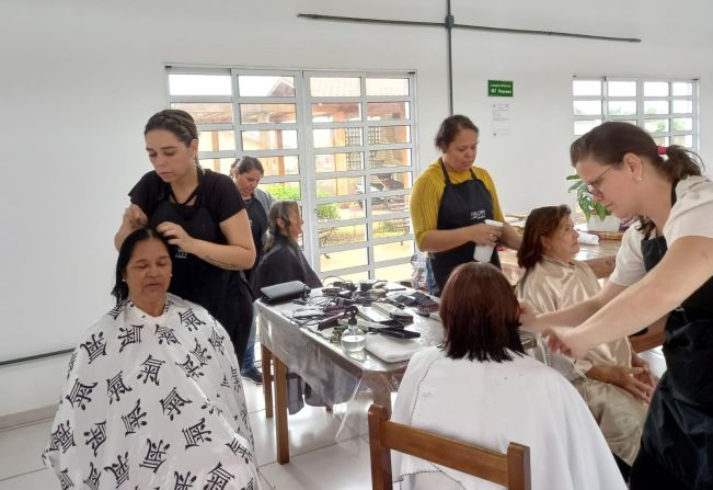 Alunas do curso de cabeleireira promovem uma tarde de beleza com cortes de cabelos aos moradores do programa Vida Longa.   