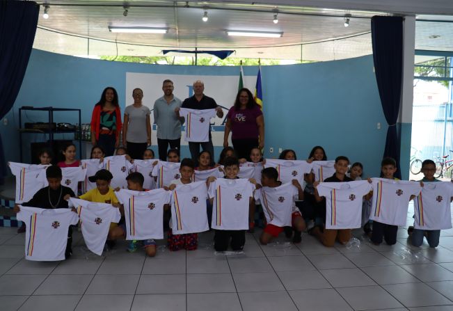 Prefeito Municipal e Secretário de Educação acompanham a entrega dos uniformes escolas nas unidades de ensino do município.