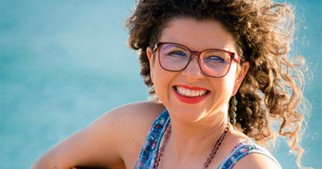 Roberta Campos - Voz e Violão apresenta show no Teatro Municipal