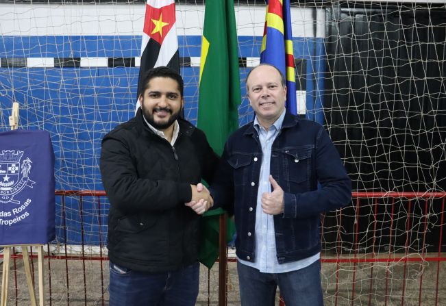 Realização da entrega de equipamentos e do novo piso da quadra do Ginásio Municipal de Esportes 