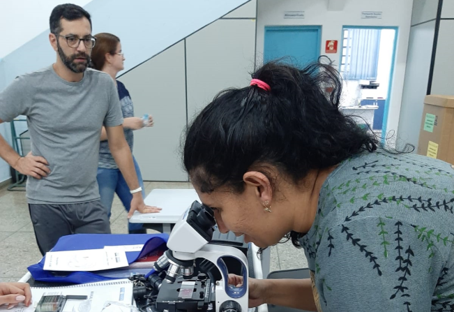 Professores de Ciências exploram laboratórios didáticos móveis