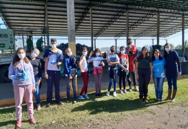 Alunos da EMEBE visitam a Cooperativa de Reciclagem de Cerquilho