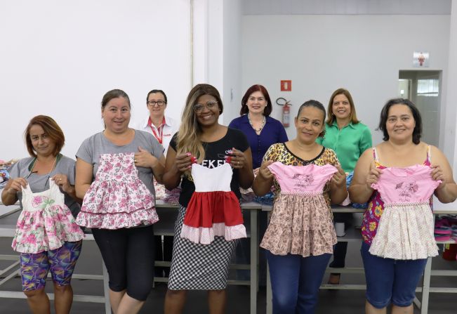 Alunas do Curso de Costura do SENAI finalizam peças doadas por confecção para o Fundo Social 