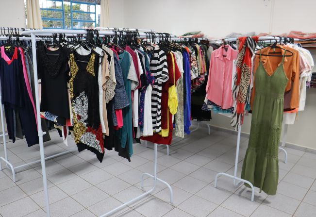 Conhe a o bazar de roupas sapatos e acess rios do Fundo Social