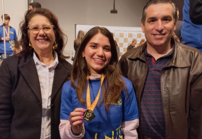 Aluna do João Toledo recebe medalha de ouro na XVII Olimpíada Brasileira de Matemática