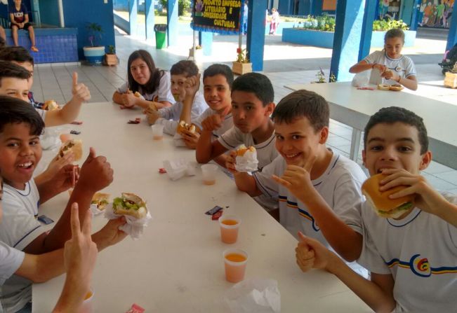 Prefeitura serve x-salada em comemoração a Semana das Crianças