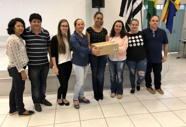 Escolas recebem Projetor de Multimídia como prêmio do Projeto “Dia da Panela Velha”