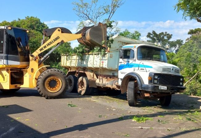 Prefeitura faz mutirão de limpeza e revitalização na área verde do Residencial Sebastiani