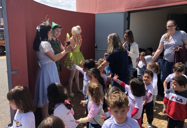 Alunos da Educação Infantil assistem espetáculo Peter Pan no Teatro Municipal