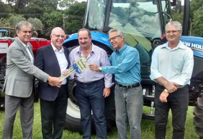 Prefeito recebe a chave da Patrulha Agrícola