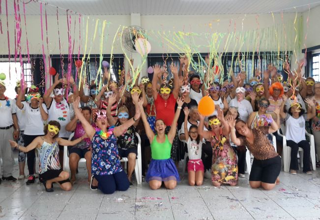 Baile com marchinhas anima carnaval dos Centros de Convivência do Idoso de Cerquilho