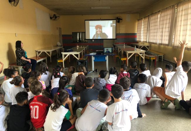 Alunos da rede municipal participam de videoconferência com casal indígena do povo Sateré Mawé