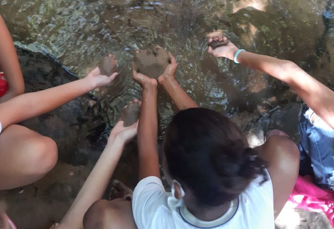 Alunos visitam córrego no Dia Mundial da Água