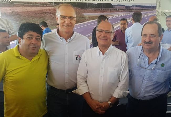 Prefeito prestigia inauguração de obras na região