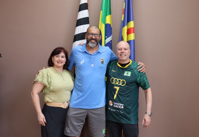 o Prefeito de Cerquilho Zé Roberto Pilon e a Presidente do Fundo Social Valéria Pilon receberam a visita do atleta paralímpico Luís Fabiano de Oliveira, pentacampeão com a Seleção Brasileira de Vôlei Sentado.