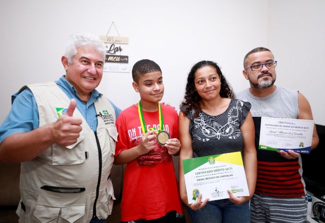 Alunos cerquilhenses recebem medalha de Honra ao Mérito do Ministro e Astronauta Marcos Pontes
