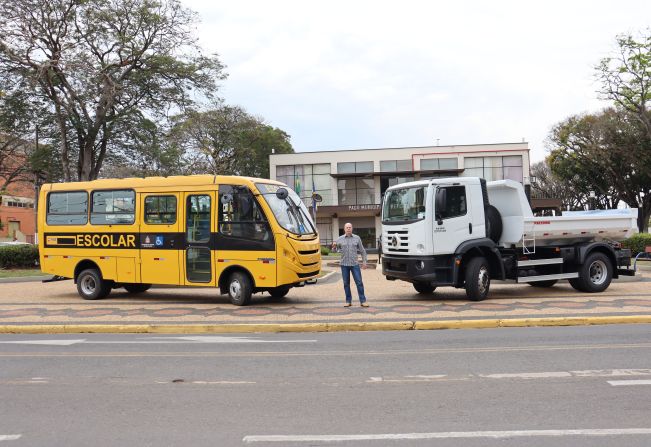 Prefeitura recebe mais um micro-ônibus escolar e um caminhão basculante