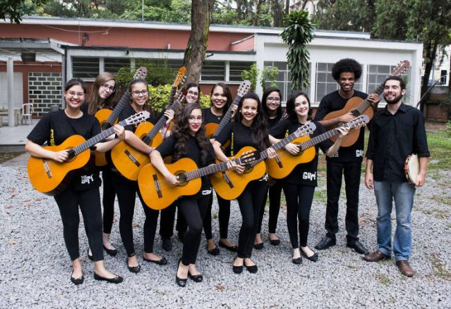 Camerata de Violões do Projeto Guri de Santos se apresenta no Teatro de Cerquilho