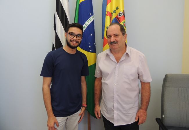 Prefeito recebe jovem de Cerquilho selecionado para intercâmbio musical