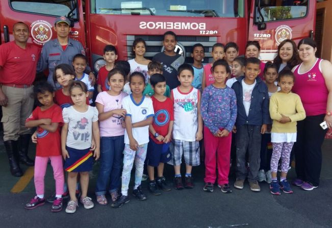 Crianças e Adolescentes do CRAS Rosas visitam a sede do Corpo de Bombeiros