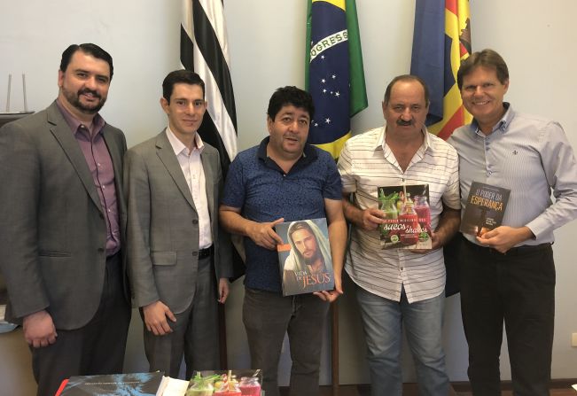 Prefeito recebe visita de representantes da Casa Publicadora