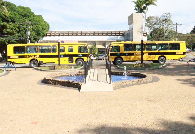 Cerquilho recebe dois ônibus escolares novos