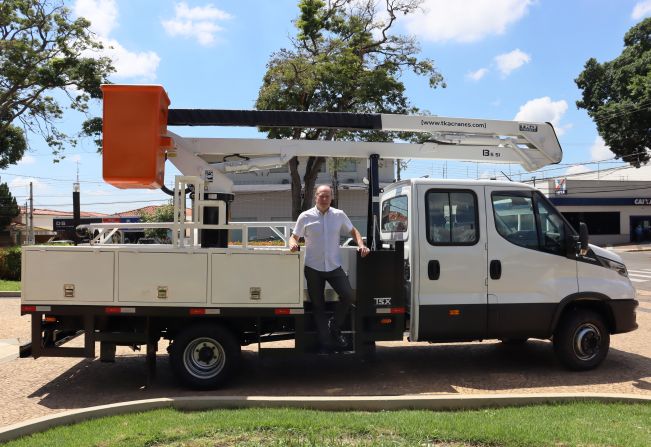 Prefeitura de Cerquilho compra novo caminhão com cesto aéreo para poda de árvores