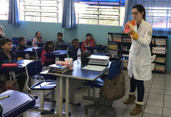 Escolas do Ensino Fundamental recebem visita e orientação de dentista