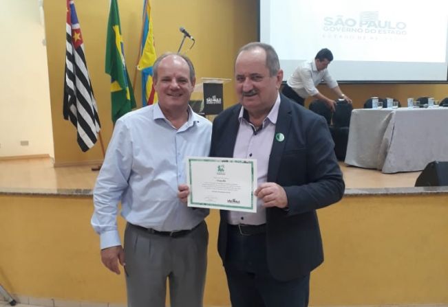 Prefeito recebe Certificado do Programa Parcerias Municipais