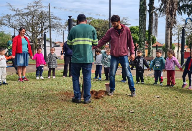 Alunos da Creche Albertina plantam mudas na praça dos Colibris