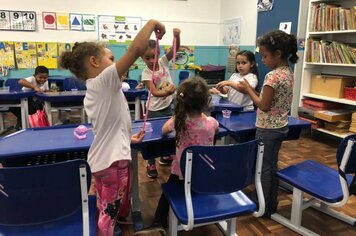 Alunos da Educação Infantil aprendem a fazer Slime
